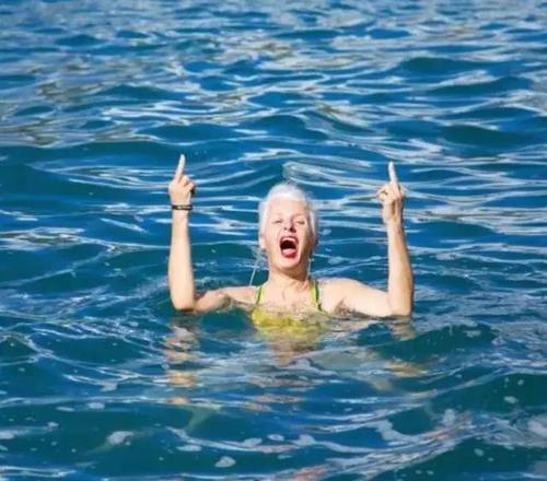 连62岁老太太都美丽地环游世界，你还有理由邋遢？