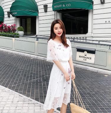 头次见这种“大气场”连衣裙,显瘦优雅真漂亮,走到哪都吸睛