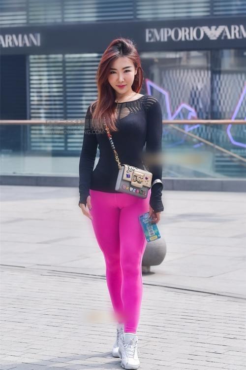 活泼可爱的打底裤美女，丰满的身材，纤细的腿部线条，十分吸睛！