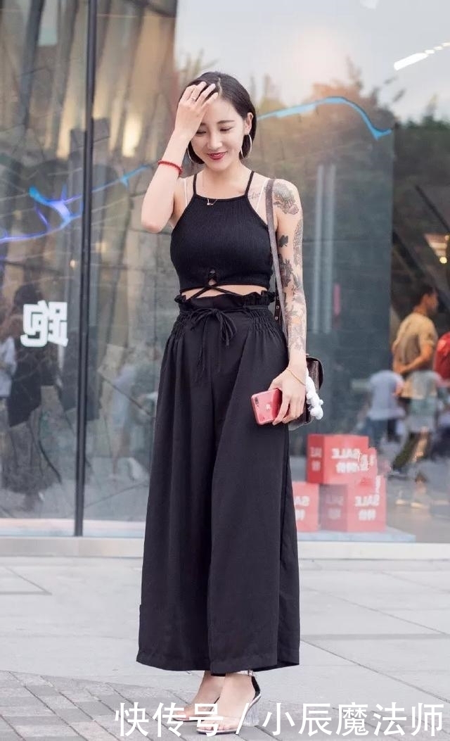 气质|路人街拍,小姐姐穿短款的吊带背心,显得有些性感