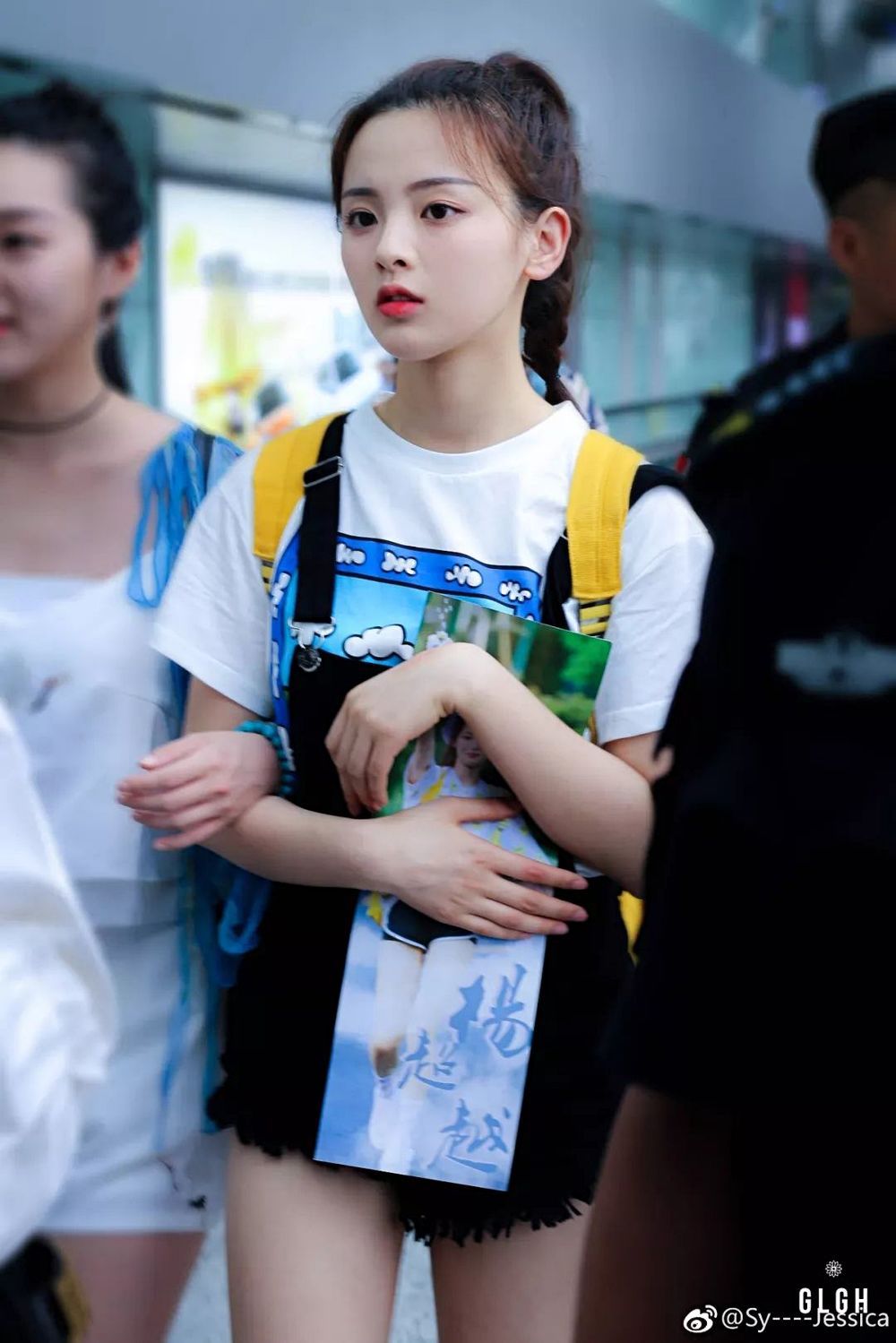 邓紫棋的皮裤、杨幂的阔腿裤都输给了吴宣仪的“初恋裤”