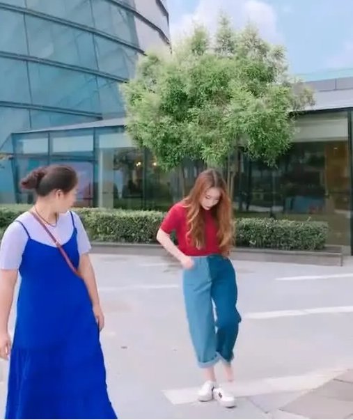 抖音现在最火的裤子,小姐姐大街上穿给你看!心疼一旁的大姐
