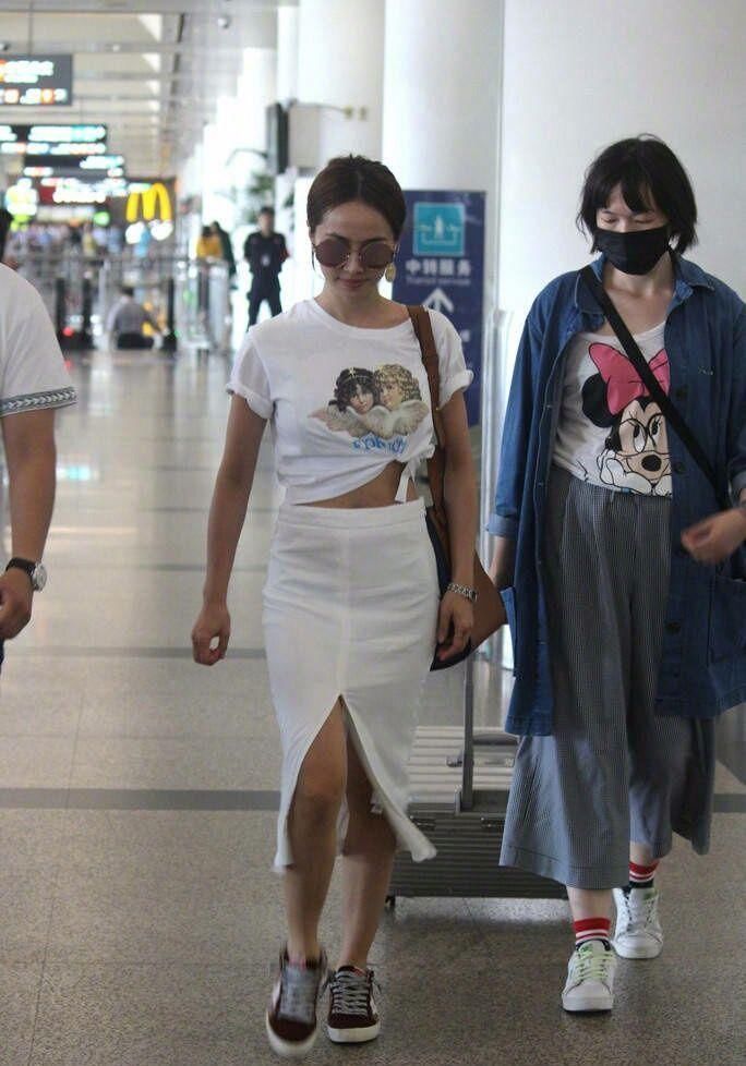 蔡依林简直了,西装下面加裙子!网友:不会穿就算了,还乱搭配!