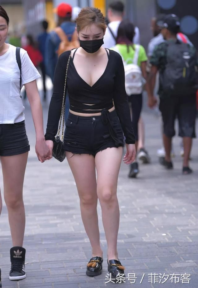 美女闺蜜黑丝袜超短裙，每天上班激情飞扬，网友：看着都心疼人