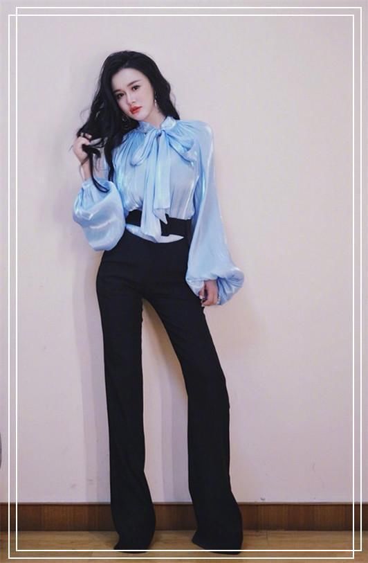 冉莹颖够狠！低腰裤配小背心狂秀小蛮腰，网友：邹市明咋放心的？