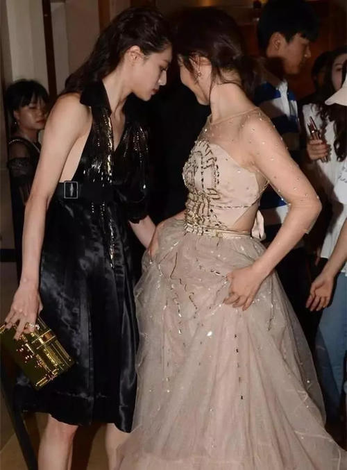 谭松韵薄纱裙现身,看似简单,后背大有玄机!