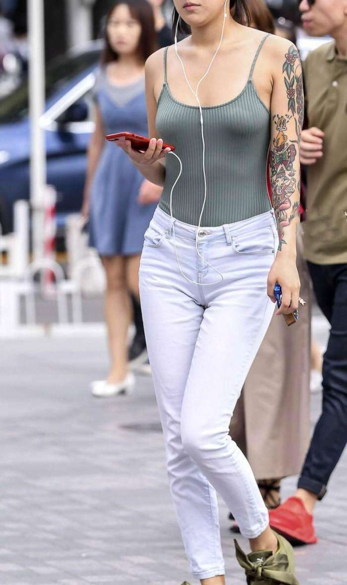 街拍: 纹身小姐姐, 这么穿展现野性一面