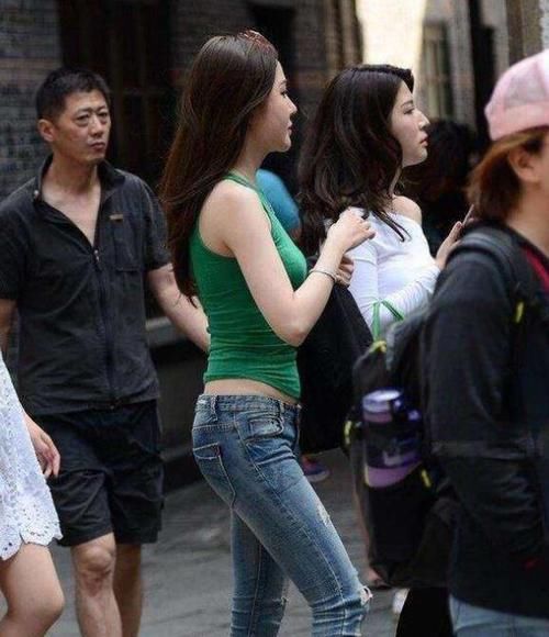  [气质]潮范儿女神来了，街拍：美不胜收的小姐姐，一条粉色的连衣裙，魅力气质十足