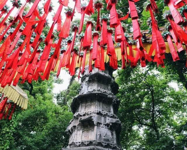 国内最灵“姻缘庙”，三生石上樱花树下，执子之手与子偕老