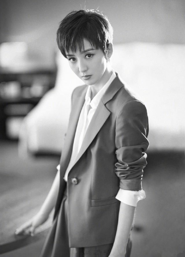 短发接成长发的佟丽娅，感觉像换了个人，竟让网友一眼没认出