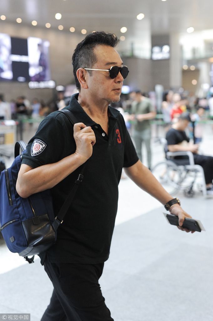 竞争叔圈101？62岁张晨光打扮时髦似潮男  发型拉风戴墨镜气场全