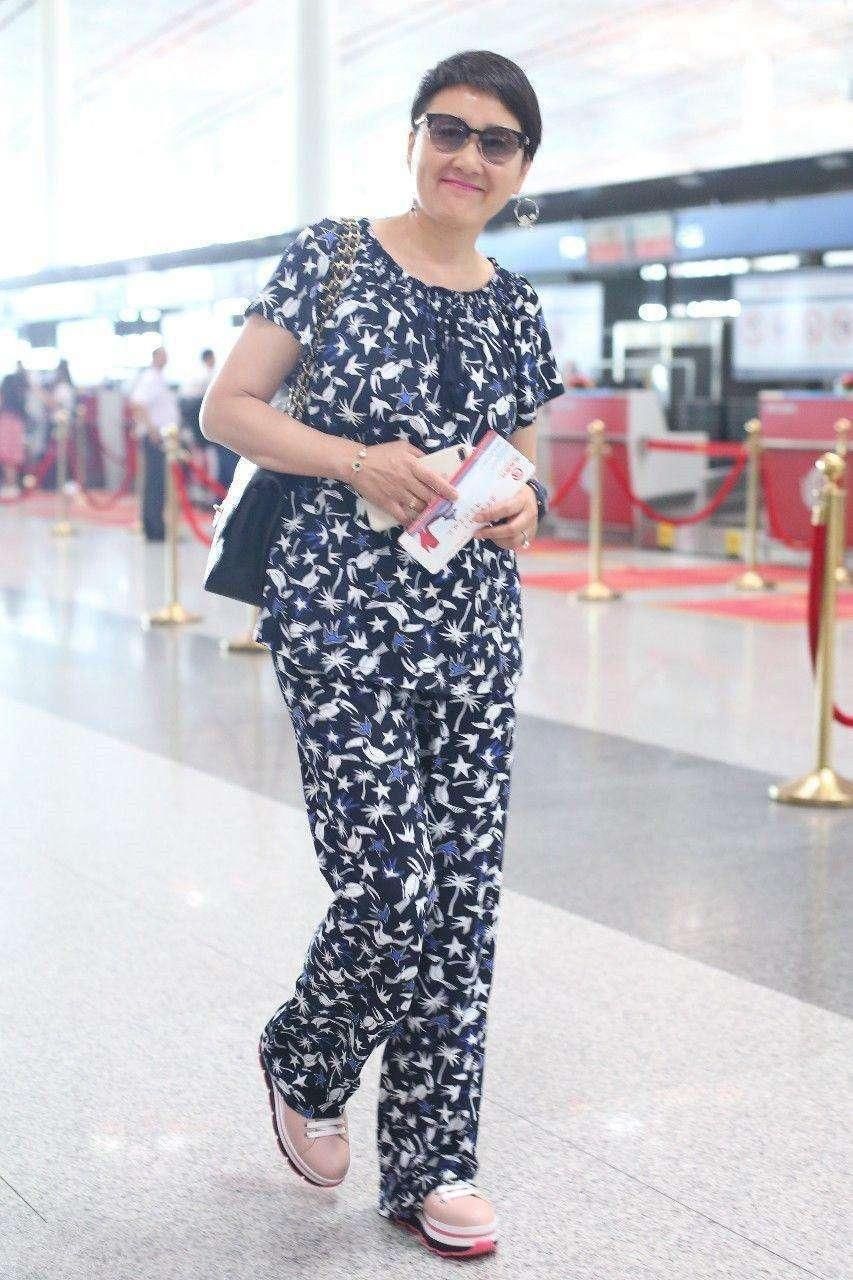 张凯丽穿着短裤现身机场，56岁的她还敢这么扮嫩，这奶奶胆真大!