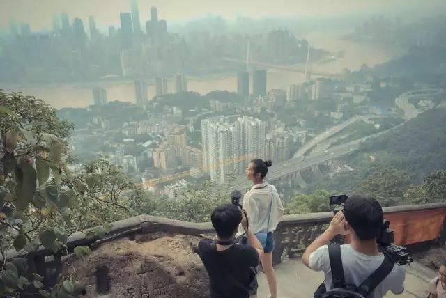  眼影■刘雯在模特界收益都排前八了，还不赶紧来学习她的穿衣风格和妆面？