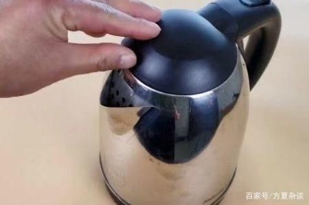  「方法」电水壶内水垢又多又脏？只需一个方法，水垢自动消失，立马变干净
