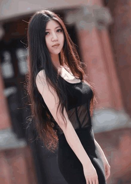 可爱的吊带连衣裙女孩，身材气质都很好，女人味十足!