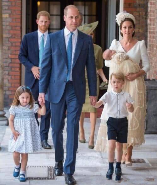 高颜值五口之家！路易王子受洗，被夏洛特公主的一袭印花裙带货了