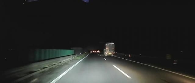  「高速」夜晚跑高速超车开近光还是远光，很多司机不懂，新手注意学学