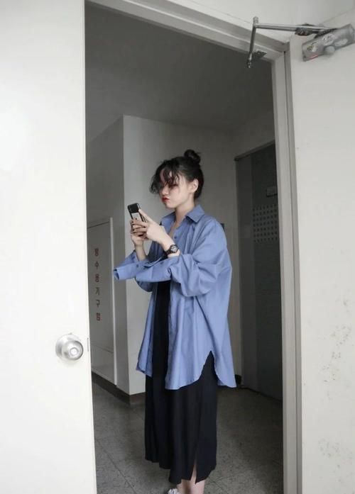  穿搭：女人衬衫不要全塞进裤子，现在流行这3种穿法，时髦高级更有范