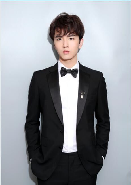 王鹤棣梁靖康吴希泽亮相ELLE时尚大典 造型养眼尽展时尚品味