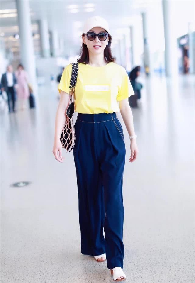  『气质』奔五的女人，不要总穿黑白灰，多穿穿这3个颜色，减龄更有气质