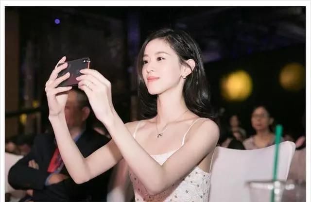 当奶茶妹妹章泽天与女星杨颖同穿白色吊带裙，网友直呼：这差距！