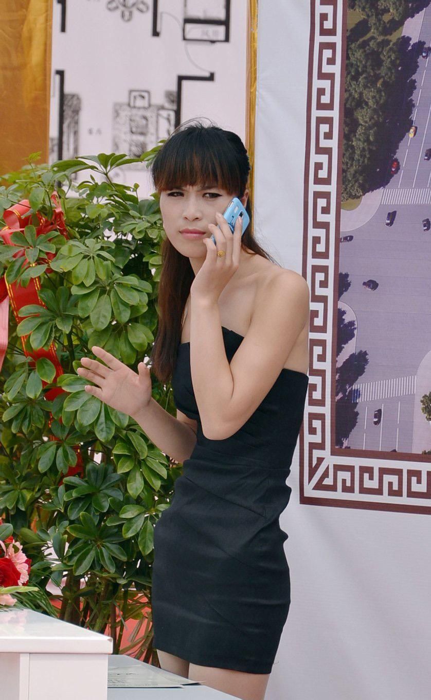 街拍:露肩裙高挑身材美女，清纯、尽显曲线美