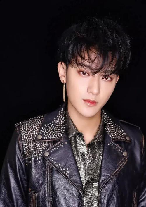 美瞳、眼线都hold不住了!美妆博主黄子韬胖了一圈还撞脸王思聪?