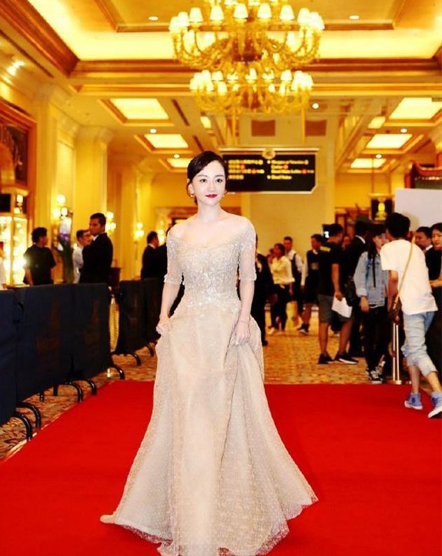 一直以为赵丽颖穿裸色裙是最美的，当看到杨蓉，我眼前一片星光!