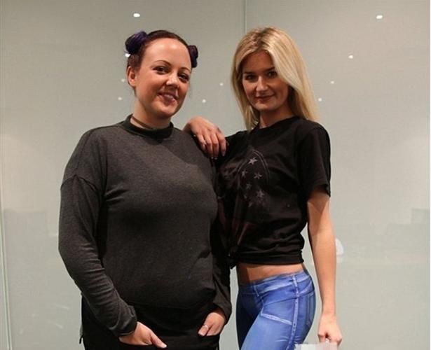 厉害了我的哥，女子画了条“牛仔裤”出门了