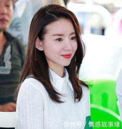 41岁赵薇同框37岁董洁,只差4岁,竟一个大妈,一个少女