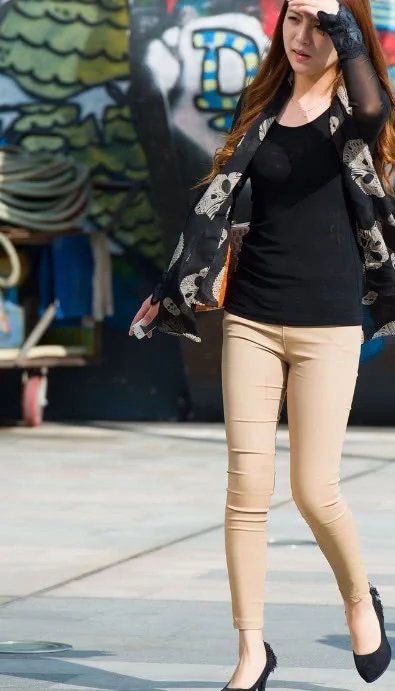 气质小姐姐紧身裤霸气上街，裹出丰腴的臀部，不是一般人还真驾驭