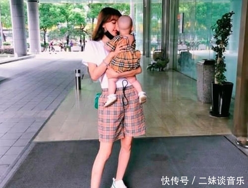 #自由#董子健老婆太调皮,孙怡参观养鸡栏,故意对动物炫耀自己的自由