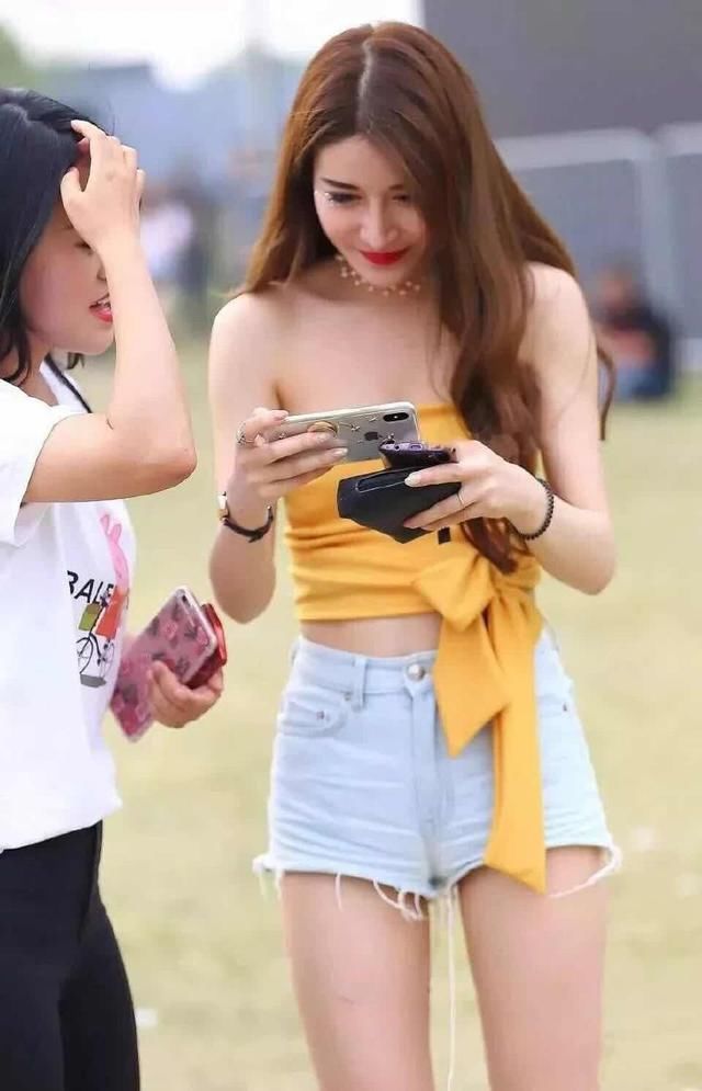 没有对比就没有伤害，热裤加抹胸衣让你穿出超模即视感