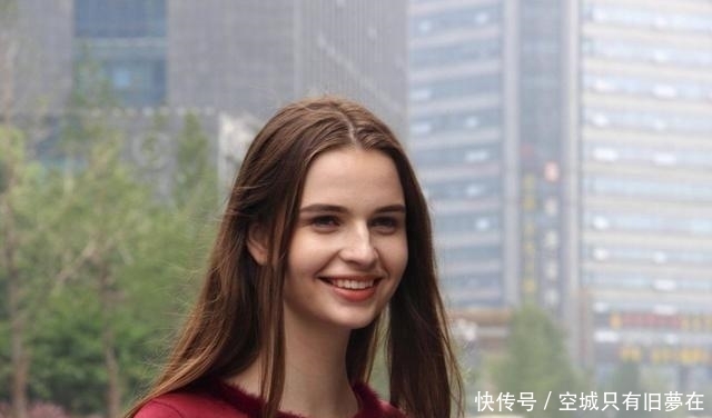 乌克兰姑娘询问中国晚上9点以后还能出门吗中国小伙这么回答