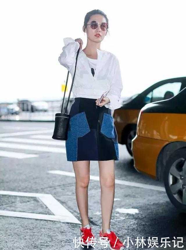 李沁喜欢穿短裙也实在太短了, 难怪一直用包包挡住 网友: 太大胆
