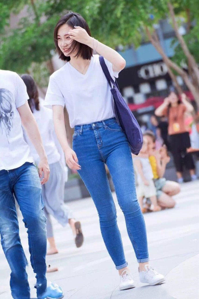 街头偶遇蓝色紧身牛仔裤小姐姐，阳光灿烂得就像夏日里的百合花