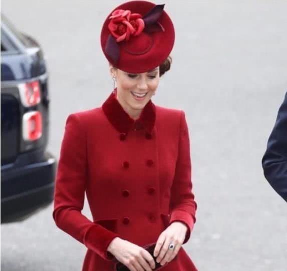 『 凯特』梅根选绿裙用力过猛沦为陪衬，红绿斗艳！凯特王妃穿红裙美成焦点