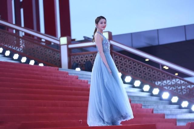 关晓彤韵味十足，民族风裙子，真给咱们长脸!