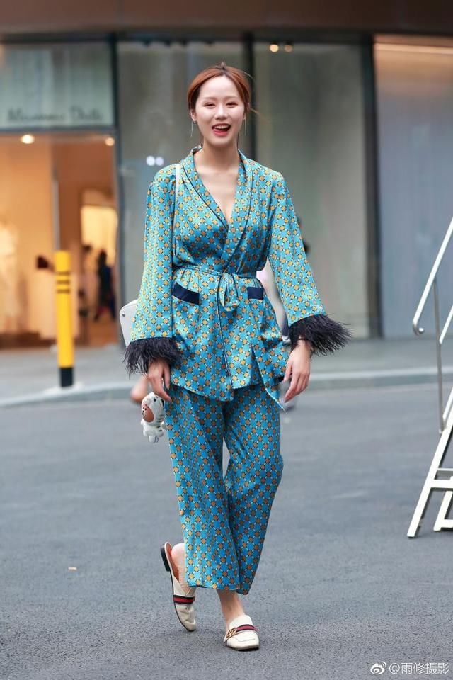 街拍：研究了百款穿搭，曲线迷人的小姐姐都这样搭配的，了解一下