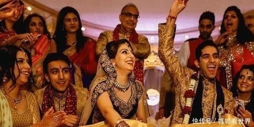  「忍耐」印度高温50度，猴子都难以忍耐，看看当地穷人和富人都