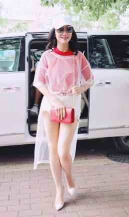 64岁赵雅芝镂空连衣裙亮相，腰间赘肉反成亮点，让人感到匪夷所思