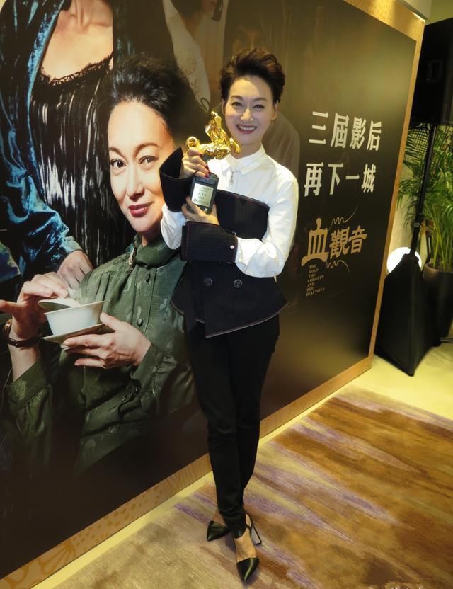 相差37岁撞衫，惠英红输了年龄赢了气质!网友:看不到她的皱纹!