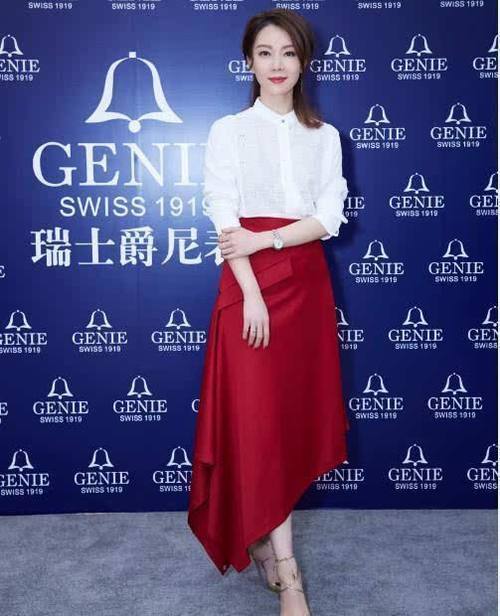 她曾倒追黄磊，被誉为最美旗袍女王，气质端庄大方！