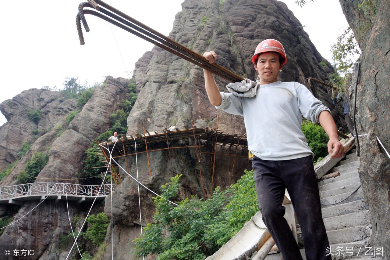 民工兄弟百米悬崖上修栈道，游客看着双腿打颤，他们却如履平地