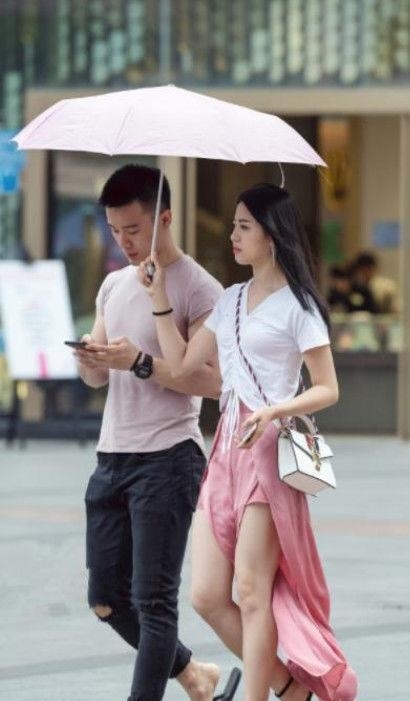  『有型』迷人靓丽的美女街拍：身材高挑有型的美女，散发十足女人味！