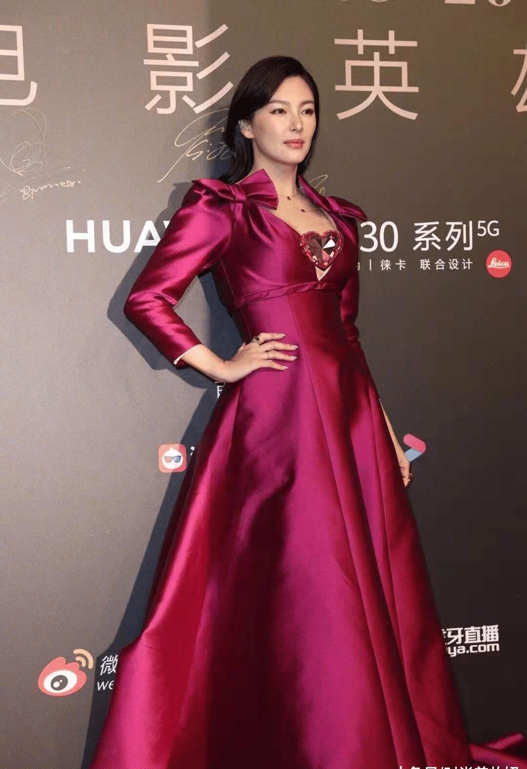 感觉■一袭深V连衣裙霸气又高级,不愧是人间尤物,张雨绮越来越高调