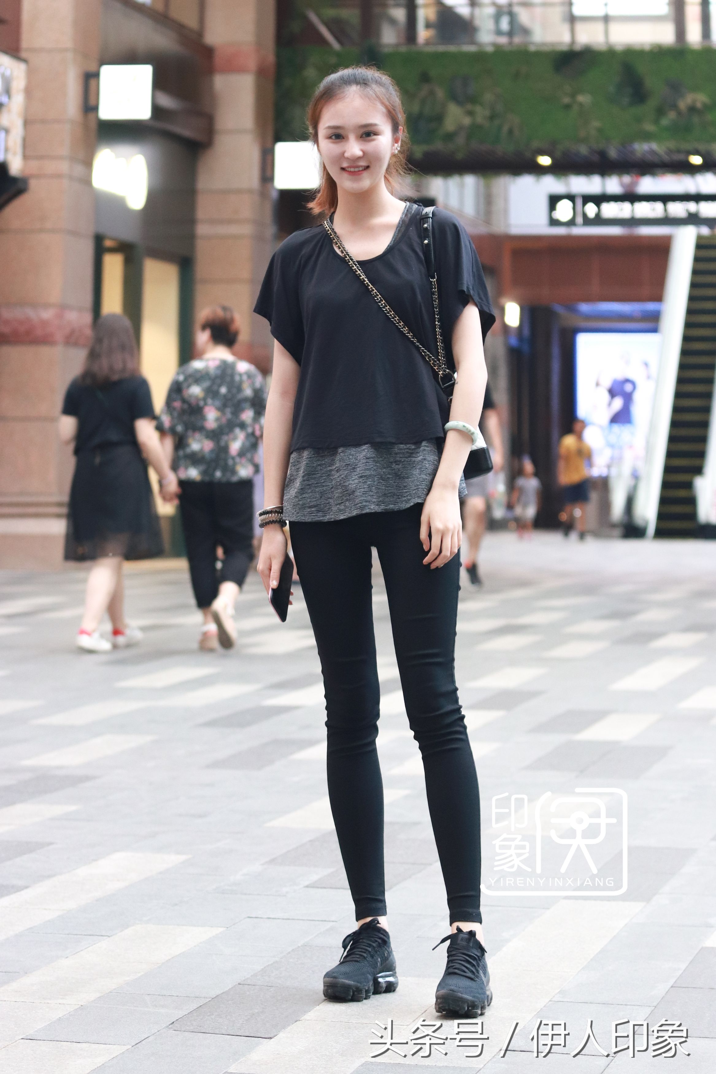 西安街拍，炎炎夏日应该如何穿搭黑色系服饰