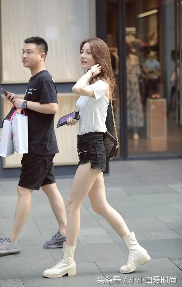 街拍：图七穿牛仔短裤，长腿穿靴子好厉害，真是便宜了旁边小哥！