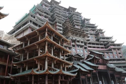 藏在大山深处的“豪宅”，高99.9米有24层，整体建筑没用一颗螺丝