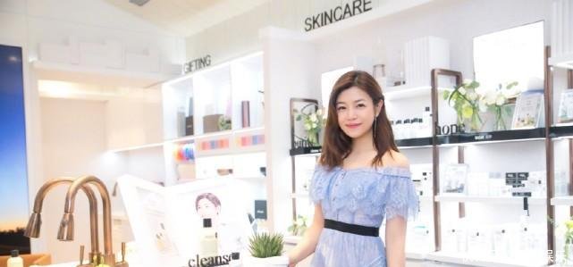 陈妍希现身活动, 裙子短到腿都纽成麻花了, 网友: 简直不能接受!